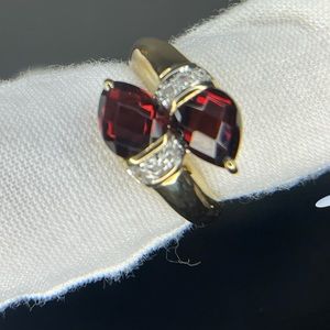Beautiful  Art Deco 14kt gold vintage twin Garnet & Diamond ring